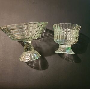 2 glass dishes